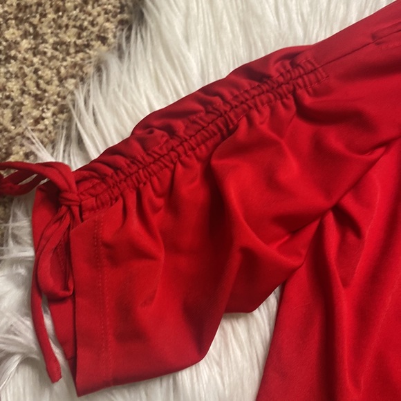 Michael Kors chain, cold shoulders, Ruched top, size medium - Picture 4 of 8